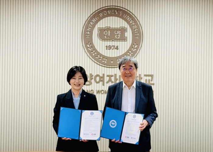 박진선 샘표식품 대표(오른쪽)와 나세리 한양여대 총장이 업무협약 체결 후 기념촬영하고 있다. 〈자료 샘표〉