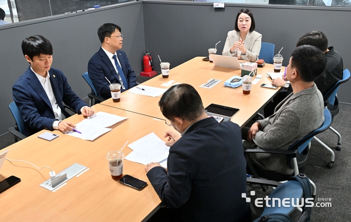 AI 해킹 대응 특별좌담회가 '금융권 침해사고로 본 AI 사이버 위협과 기업·기관의 보안 대응 과제'를 주제로 12일 서울 용산구 스틸리언 본사에서 열렸다.  김민수기자 mskim@etnews.com
