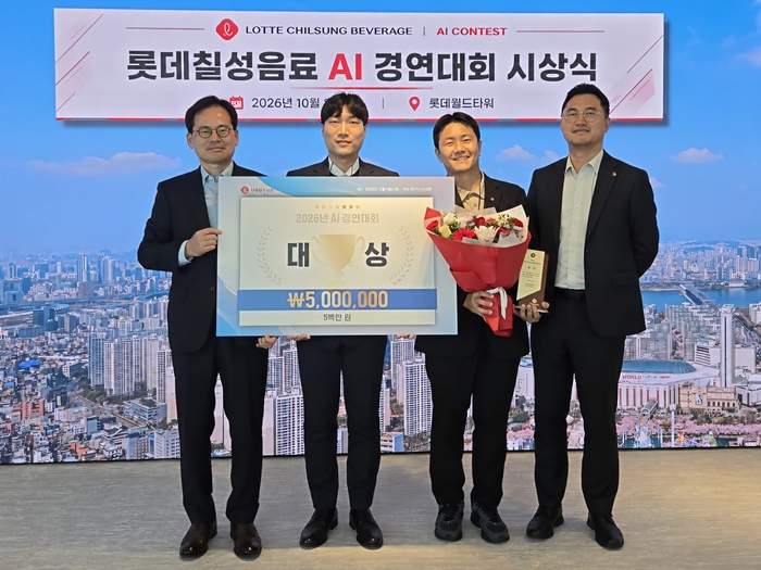 (왼쪽부터) 롯데칠성음료 박윤기 대표이사, 생산기술팀 조민규 프로, 기술혁신팀 오동근 프로, 전략기획본부 이우근 본부장. 〈자료 롯데칠성〉