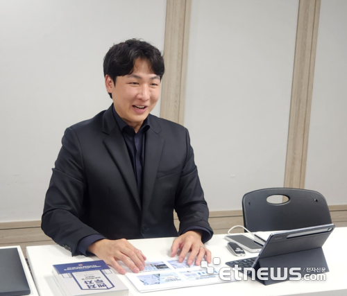 이상우 중소벤처기업부 투자관리감독과 사무관이 인터뷰를 진행하고 있다.