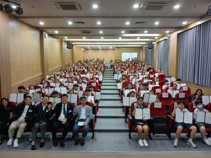 제12회 인공지능소프트웨어사고력올림피아드(ASTO) 해외부문 수상학생들과 학부모, 관계자들이 함께 기념촬영을 하고 있다. 이티에듀 제공