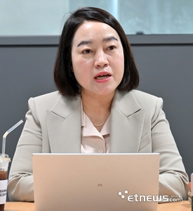 AI 해킹 대응 특별좌담회가 '금융권 침해사고로 본 AI 사이버 위협과 기업·기관의 보안 대응 과제'를 주제로 12일 서울 용산구 스틸리언 본사에서 열렸다. 김지선 전자신문 부장. 김민수기자 mskim@etnews.com