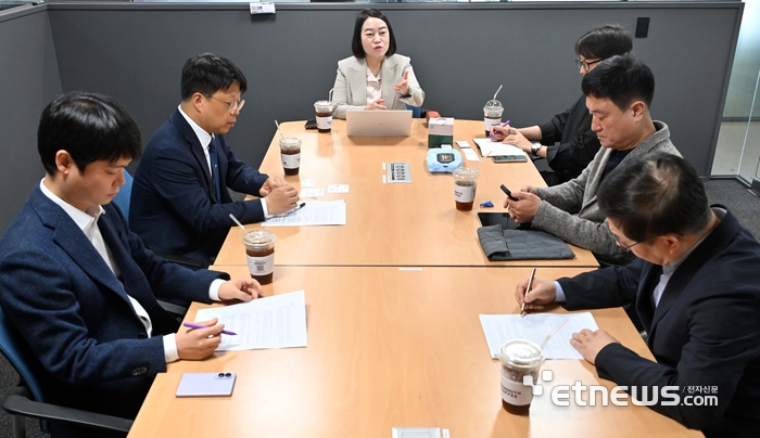 AI 해킹 대응 특별좌담회가 '금융권 침해사고로 본 AI 사이버 위협과 기업·기관의 보안 대응 과제'를 주제로 12일 서울 용산구 스틸리언 본사에서 열렸다.  김민수기자 mskim@etnews.com