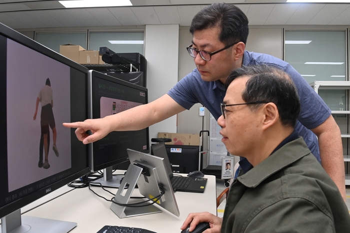 ETRI 연구진이 AI 기반 실사 다인 3D 휴먼 생성 기술에 대해 논의하는 모습