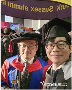 2025년 2월  Y.H. JANG SPRU 교수(왼쪽)와 아주대 과학기술정책학과 졸업생인 남문주 박사가 영국 서섹스대 SPRU 대학원 졸업식에서 기념 쵤영했다.