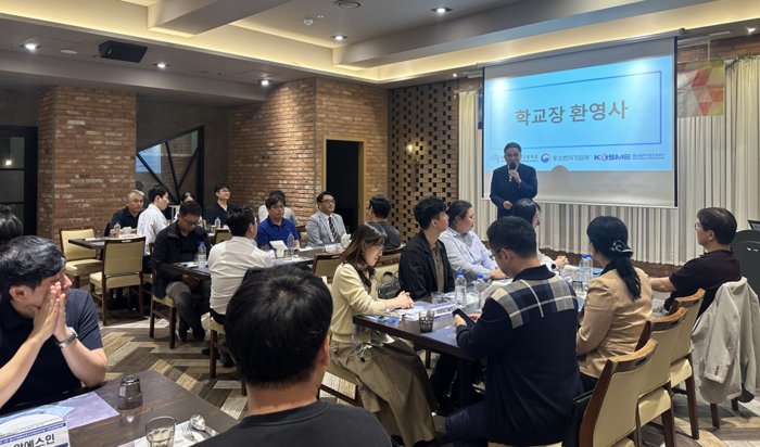 김광회 평촌과기고 교장이 지난 8일 열린 26학년도 제2차 산업협력협의회에서 환영사를 하고 있다. 〈평촌과기고 제공〉