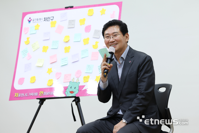 이상일 용인시장이 12일 처인구청 대회의실에서 처인구 공직자들과 만나 소통했다. 용인시 제공.