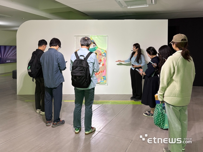 경북대 미술관의 다국어 전시 해설 서비스 이용 장면