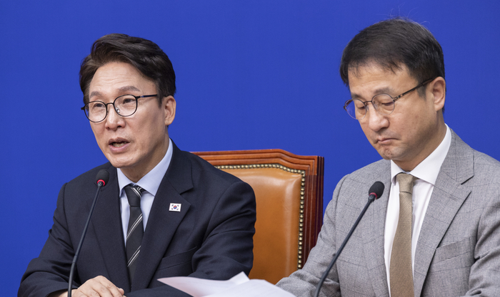 김민석 더불어민주당 대표가 12일 국회에서 열린 최고위원회의에서 발언하고 있다. 연합뉴스