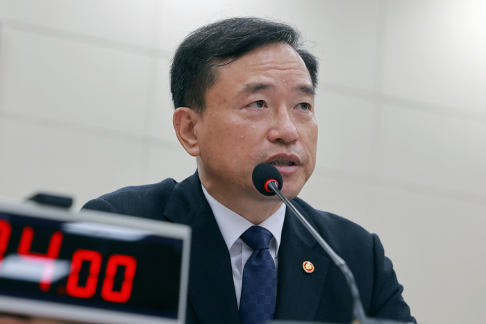 답변하는 김종철 방미통위원장 (서울=연합뉴스) 신현우 기자 = 김종철 방송미디어통신위원장이 12일 국회 과학기술정보방송통신위원회에서 열린 방미통위 등에 대한 국정감사에서 과방위원 질의에 답하고 있다. 2026.10.12 nowwego@yna.co.kr (끝)