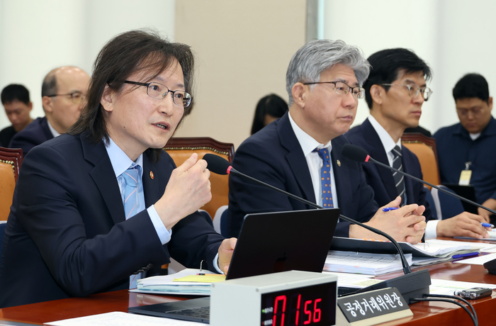 주병기 공정거래위원장이 12일 국회에서 열린 정무위원회 국정감사에서 위원들의 질의에 답하고 있다. (사진=연합뉴스)
