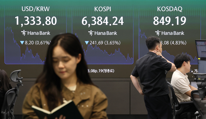 서울 중구 하나은행 본점 딜링룸 현황판(사진=연합뉴스)