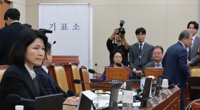 과방위 '이진숙 국감 제척안' 표결     (서울=연합뉴스) 신현우 기자 = 12일 국회 과학기술정보방송통신위원회 전체회의에서 위원장인 더불어민주당 송기헌 의원이 국민의힘 이진숙 의원을 방송미디어통신위원회 국정감사에서 배제하는 제척의 건 표결을 하고 있다(오른쪽). 왼쪽은 자리 지키는 이 의원. 2026.10.12     nowwego@yna.co.kr (끝)