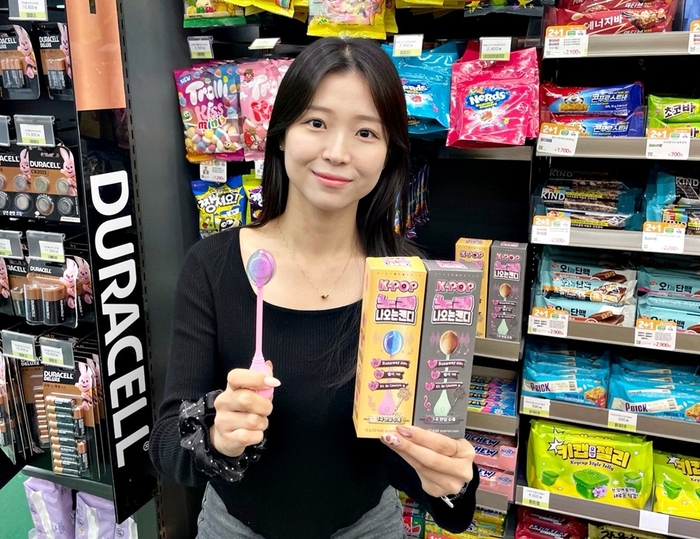 편의점 CU를 운영하는 BGF리테일은 오는 14일 골전도 원리를 활용한 이색 상품 '노래캔디' 3탄을 출시한다고 13일 밝혔다.