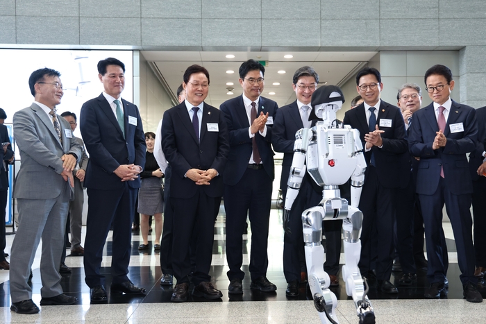 지난 9월 22일 한국은행 본점에서 열린 '피지컬 AI 지역거점 발전포럼'에 참석한 박완수 경상남도지사(왼쪽 세번째)가 로봇 퍼포먼스를 관람하고 있다.