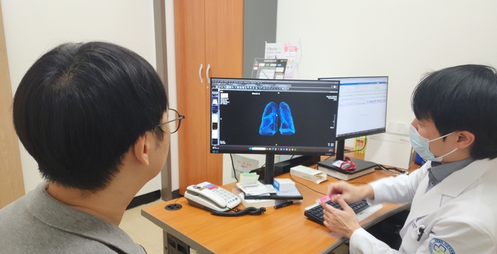 충청남도 서산의료원 건강검진센터에서 코어라인소프트의 의료 인공지능(AI) 기반 흉부 진단 소프트웨어 '에이뷰'를 활용중인 모습.(제공=코어라인소프트)