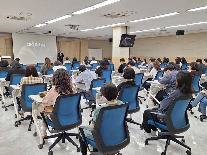 박정수 씨앤에프시스템 대표가 'CEO 독서경영'을 주제로 강연하고 있다.