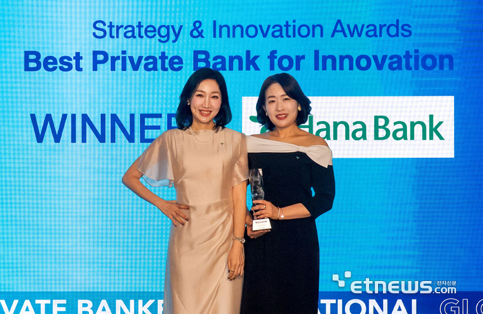 하나은행은 지난 8일 글로벌 금융전문매체 PBI가 주최한 '제36회 글로벌 PB어워드(Global Wealth Awards 2026)'에서 글로벌 최우수 혁신 PB은행상을 수상했다. 이날 시상식에서 개인 부문을 수상한 이지혜 Gold PB팀장(왼쪽)과 한영숙 Gold PB부장이 상패를 들고 기념 촬영을 하고 있다. [사진= 하나은행 제공]