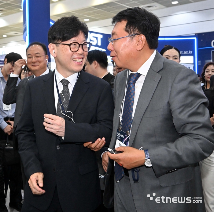 [포토] 대화 나누는 용석우 회장-강병준 대표