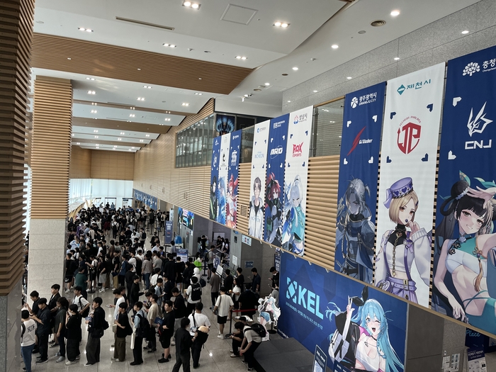 지난해 열린 '2025 KEL 슈퍼위크 경남' 행사장에 운집한 관람객들.