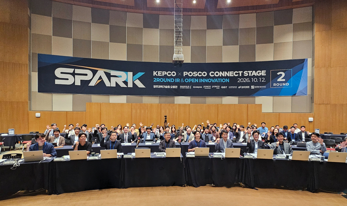 12일 GIST 오룡관에서 열린 'KEPCO×POSCO Connect Stage' 2라운드 기업설명회 및 오픈이노베이션 밋업 참석자들이 기념 촬영을 하고 있다.