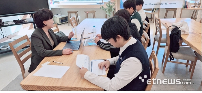 대전도시과학고 학생들이 지난 7~8일 이틀간 실시된 면접교육에서 실제와 같은 면접관 앞에서 답변하는 태도와 방법을 교육 받고 있다.