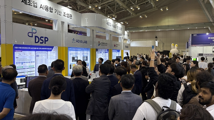 지난해 열린 '2025 The NEXT AI'에 마련된 AI 공동관에 관람객들이 문전성시를 이룬 모습.