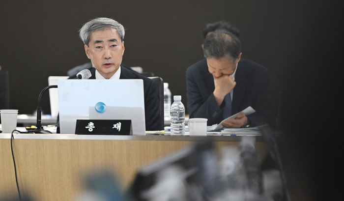 신현송 한국은행 총재가 12일 서울 중구 한국은행에서 열린 국정감사에서 의원 질의에 답하고 있다. 사진=연합뉴스