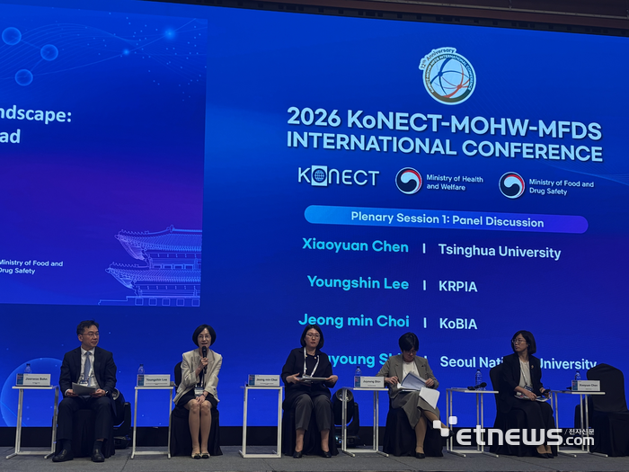 13일 서울 롯데호텔에서 열린 '2026 KoNECT 국제 콘퍼런스' 패널 토론에서 참석자들이 신약개발 경쟁력 강화 방안을 논의하고 있다. (왼쪽부터) 반준우 서울아산병원 임상시험센터 소장, 이영신 한국글로벌의약산업협회 부회장, 최정민 한국바이오의약품협회 제2본부장, 신주영 서울대 약학대학 교수, 천샤오위안 중국 칭화대 교수.(사진=이상혁 기자)