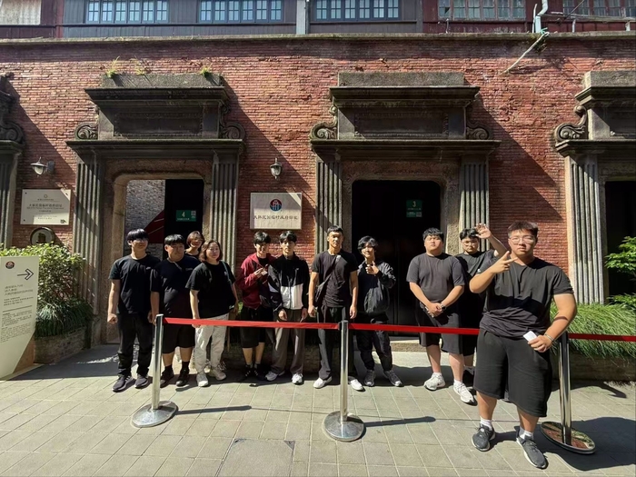 중국 상하이 해외 연수행사에 참여한 성남테크노과학고 학생들이 상하이 대학민국임시정부 청사 앞에서 포즈를 취했다. 〈성남테크노과학고 제공〉