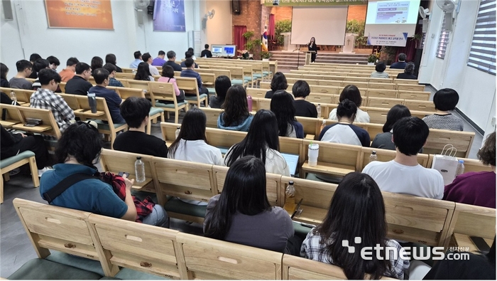 서울관광고등학교 교직원들이 지난 12일 실시된 연수교육에 참석해 전문가 취업 마인드 교육을 경청하고 있다.