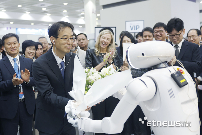 강감찬 산업통상부 무역투자실장이 13일 서울 강남구 코엑스에서 'K Connect AI 2026 개회식'에서 개회사를 한 뒤 한국전자전 전시회를 둘러보고 있다. 산업부 제공