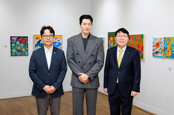 12일 서울 종로구 172G갤러리(광화문역 지하1층)에서 열린 발달장애 아동·청소년 작가와 함께하는 'KB 봄 프로젝트' 전시회 오픈식에서 김재관 KB국민카드 사장(오른쪽), 김우빈 KB국민카드 광고모델(중앙), 황대벽 밀알복지재단 사무처장이 기념촬영 하고 있다. (사진=KB국민카드)