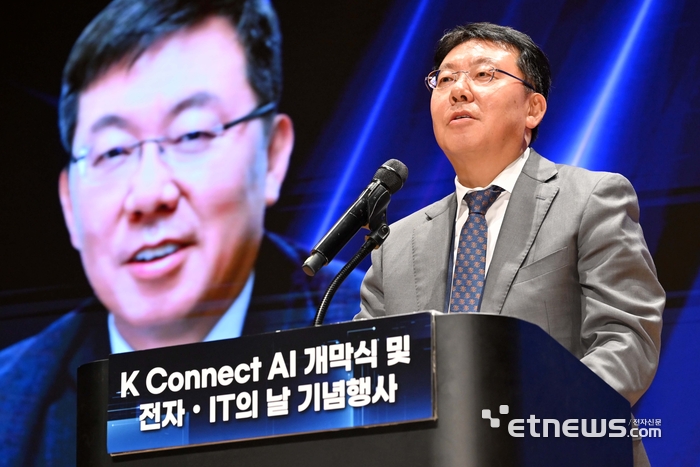 [포토] 축사하는 강병준 전자신문 대표
