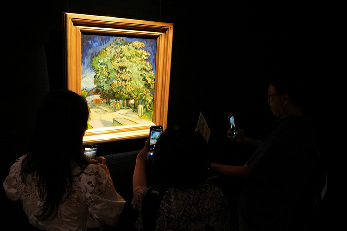 홍콩에 전시되어 있는 빈센트 반 고흐 작품 '꽃 핀 밤나무(1890년)'. 사진=로이터 연합뉴스