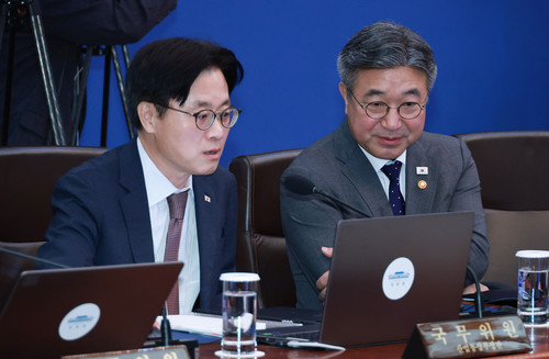 김정관 산업통상부 장관(왼쪽)과 윤호중 행정안전부 장관이 13일 이재명 대통령 주재로 청와대에서 열린 국무회의 시작 전 대화하고 있다. 연합뉴스