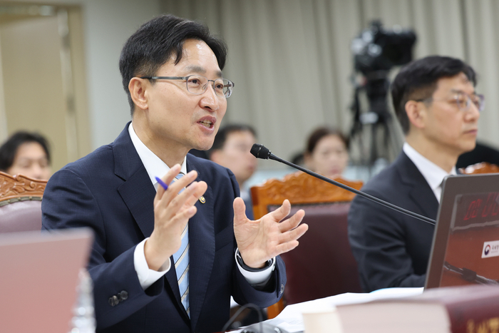 임광현 국세청장이 13일 세종시 정부세종청사에서 열린 국회 재정경제기획위원회의 국세청에 대한 국정감사에서 의원 질의에 답하고 있다. (사진=연합뉴스)