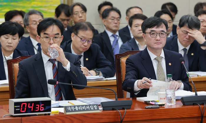 채이배 국무총리 비서실장이 13일 국회 정무위원회에서 열린 국무조정실, 국무총리비서실 등에 대한 국정감사에서 물을 마시고 있다. 오른쪽은 임기근 국무조정실장. 연합뉴스