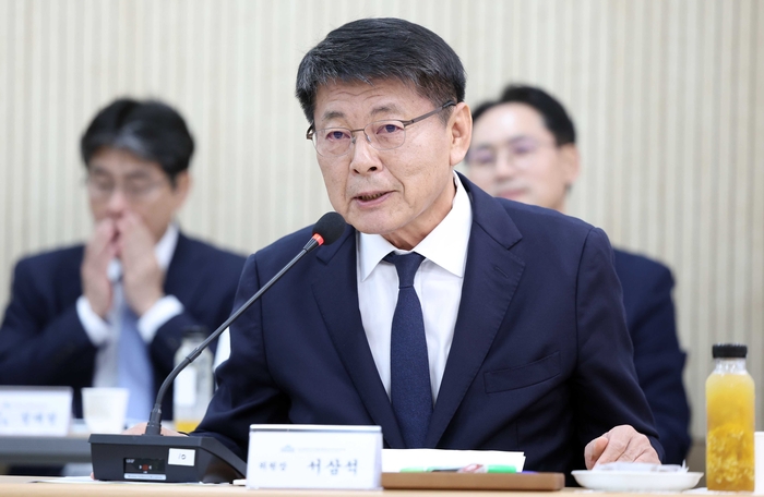 서삼석 국회 농림축산식품해양수산위원장이 13일 경남 김해시 주촌면 부경양돈농협축산물종합유통센터에서 열린 국회 농해수위 국정감사 현장 시찰에서 발언하고 있다. 연합뉴스