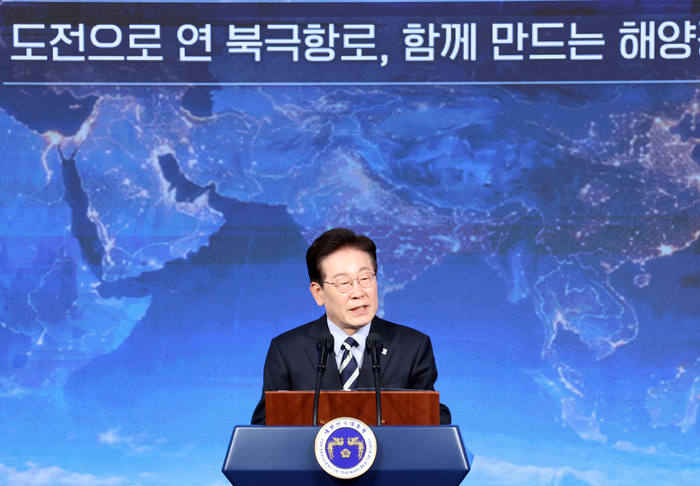 이재명 대통령이 13일 부산에서 열린 북극항로 시범운항 환영식에서 격려사를 하고 있다. 연합뉴스