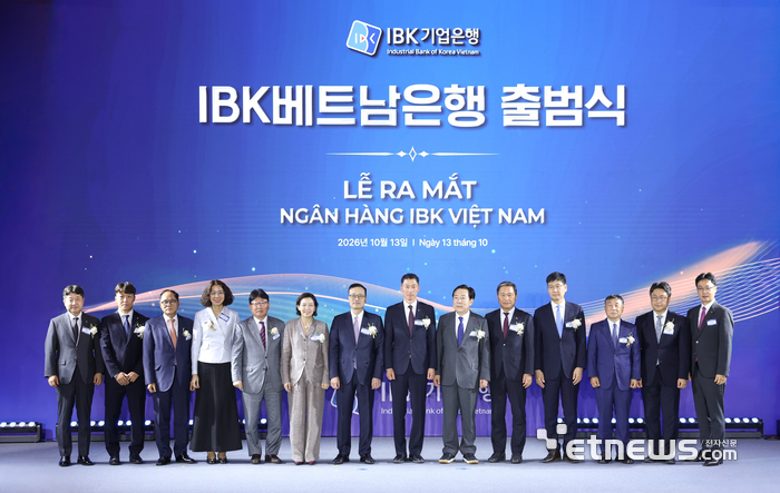 지난 13일 베트남 하노이에서 개최된 'IBK베트남은행 출범식'에서 (왼쪽 여섯 번째부터) 이미연 주베트남 대한민국 대사, 팜꽝중 베트남 중앙은행 부총재, 장민영 IBK기업은행장, 김기문 중소기업중앙회 회장, 고태연 주베트남한국상공인연합회 회장과 박경일 IBK베트남은행 법인장(가장 오른쪽) 등이 기념 촬영을 하는 모습. [사진= IBK기업은행 제공]