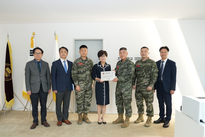 서유미 초당대학교 총장(왼쪽에서 4번째)과 이동향 해병대사령부 참모장 및 양 기관 관계자들이 기념 촬영을 하고 있다.