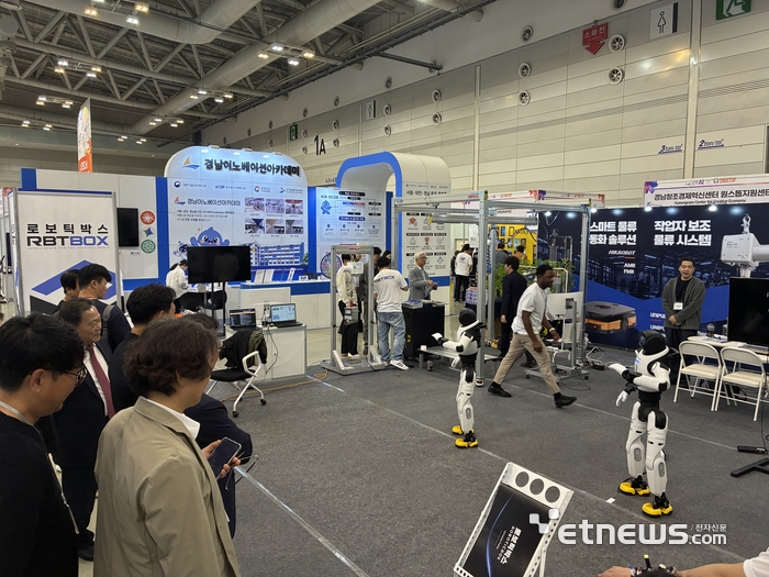 2026 The NEXT AI 관람객들이 휴머노이드 로봇의 단체 군무를 감상하고 있다.