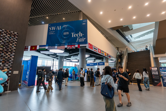 중앙대가 서울캠퍼스에서 개최한 '2026 SW·AI TECH FAIR' 행사장 전경.