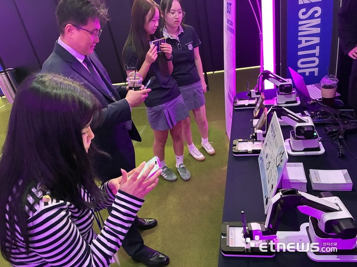2026 The NEXT AI 관람객들이 AI 체험존에서 드로잉 로봇을 체험하고 있다.