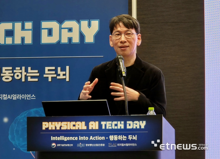 전병곤 프렌들리AI 대표가 14일 서울 삼성동 코엑스에서 열린 '피지컬 AI 테크데이'에서 강연하고 있다. 이번 행사는 과기정통부가 주최하고 정보통신산업진흥원(NIPA)과 피지컬 AI 얼라이언스가 주관했다.