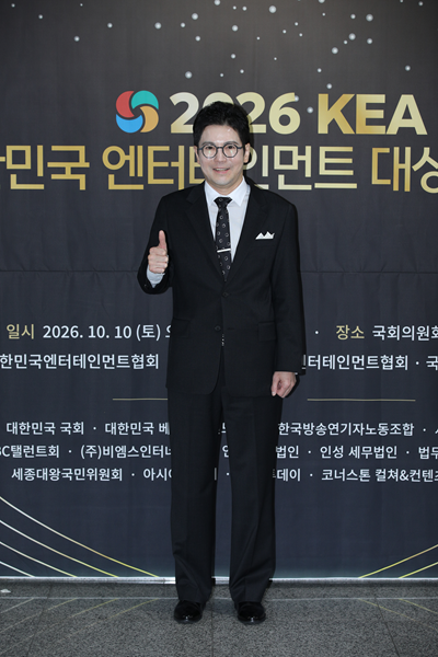 포토존에서 포즈를 취하고 있는 대한민국엔터테인먼트 이일섭 회장