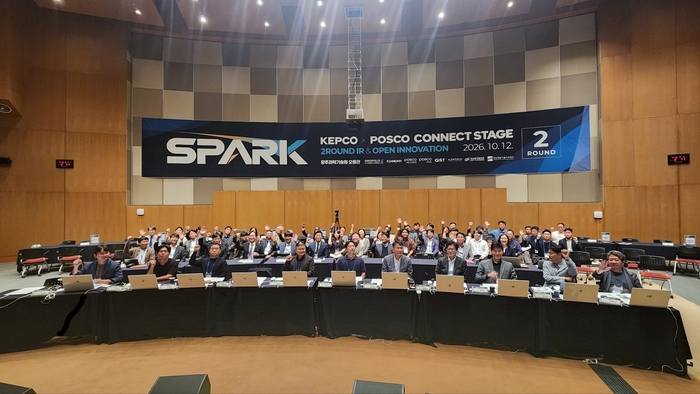 'KEPCO × POSCO Connect Stage' 2라운드 기업설명회(IR) 및 오픈이노베이션(OI) 밋업 참가자들 단체사진.