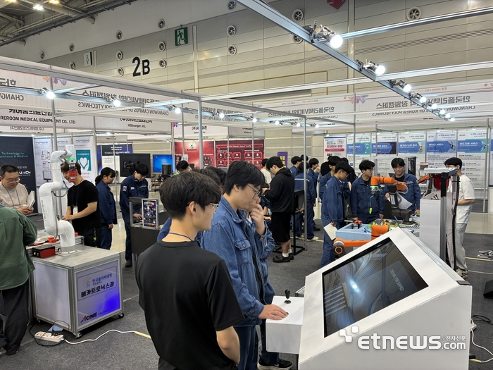 2026 The NEXT AI 관람객들이 한국폴리텍VII대학 창원캠퍼스 부스에서 로봇 기술을 체험하고 있다.