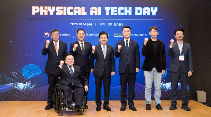 14일 서울 강남구 코엑스에서 열린 '피지컬 AI 테크 데이'에서 참석자들이 기념촬영을 하고 있다. 왼쪽부터 박윤규 정보통신산업진흥원장, 박태완 정보통신산업정책관, 최형두 국회의원, 정동영 국회의원, 류제명 과학기술정보통신부 제2차관, 전병곤 프렌들리AI 대표, 이규빈 광주과학기술원(GIST) 교수. 과학기술정보통신부